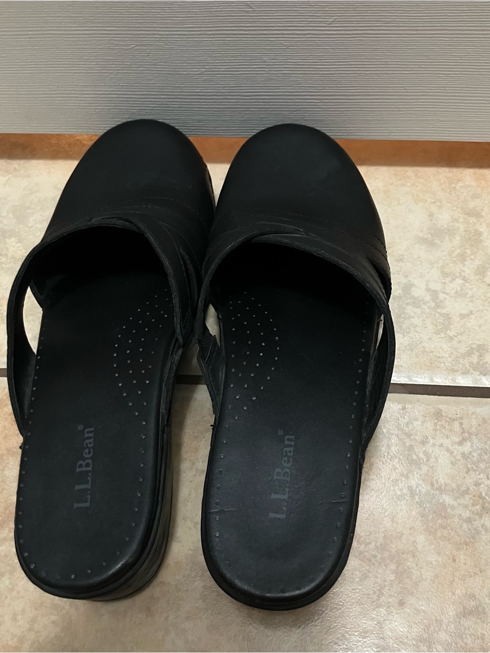 L.L.Bean slip-on Black clogs featuring an open-back design Women’s Size 38